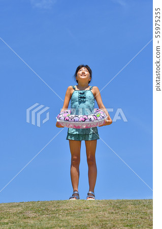 享受海水浴的女孩（藍天） 55975255