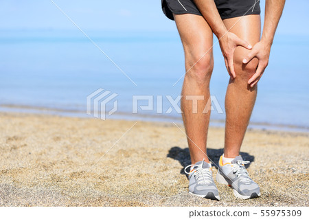 Running injury - Man jogging with knee pain 55975309