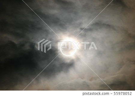 環形日食 55978052