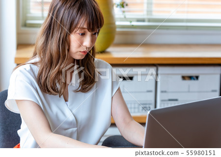 Business woman typing on computer 55980151
