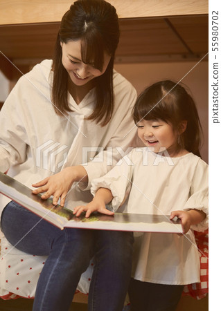 Girls to have picture books read 55980702