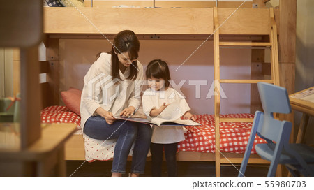 Girls to have picture books read 55980703