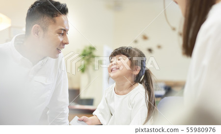 家庭小孩女孩 55980976