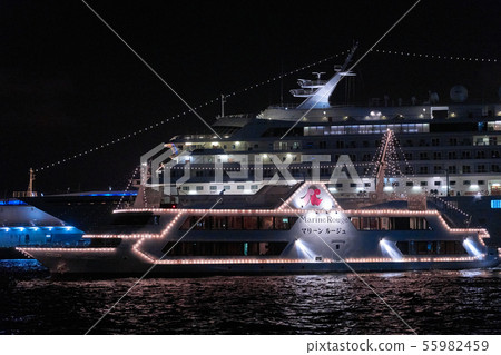 City night view Yokohama, luxury cruise ship anchored at Osanbashi and sightseeing ship leaving port City night view Yokohama, luxury cruise ship anchored at Osanbashi and sightseeing ship leaving port 55982459