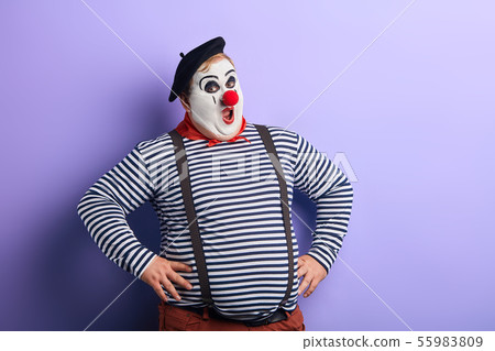 artist in striped sweater, suspenders with hands on the hips entertaining kids 55983809