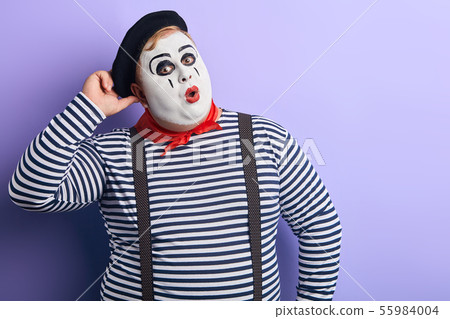funny plump mime scratching his head and looking at the camera 55984004