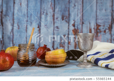 Apple and honey, traditional food of jewish New Apple and honey, traditional food of jewish New 55985144
