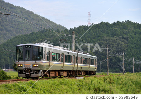 當地列車223系列5500系列在山區運行 當地列車223系列5500系列在山區運行 55985649