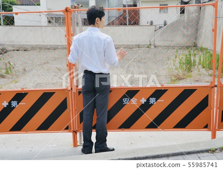 站立在空置前面的籬芭的一個人 55985741