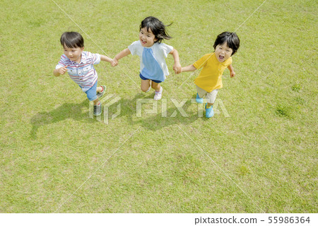 孩子們在新鮮的綠色公園玩 孩子們在新鮮的綠色公園玩 55986364