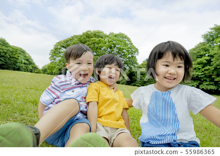 孩子們在新鮮的綠色公園玩 孩子們在新鮮的綠色公園玩 55986365