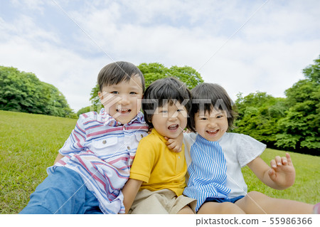孩子們在新鮮的綠色公園玩 孩子們在新鮮的綠色公園玩 55986366