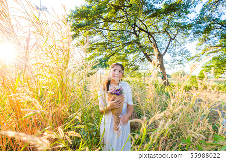 Fashion women in white dress with dry flower 55988022