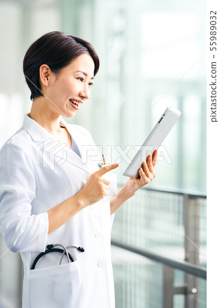 A woman in a white coat 55989032