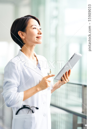 A woman in a white coat 55989033