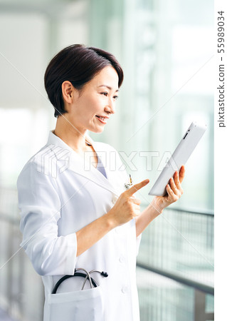 A woman in a white coat 55989034