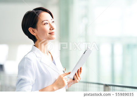A woman in a white coat 55989035