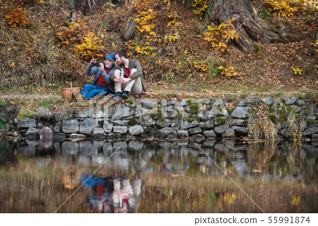 Senior father and his son with binoculars and picnic basket in nature. 55991874