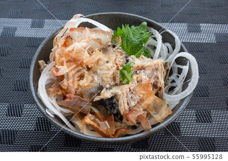 煮三文魚洋蔥 55995128