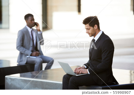 Businessman working on laptop 55998907