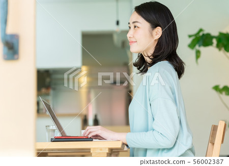 前往PC的女性 前往PC的女性 56002387