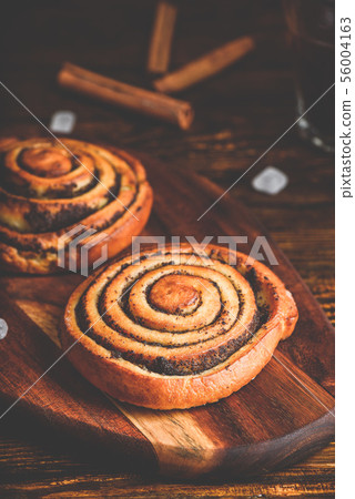 Sweet roll with poppy seeds Sweet roll with poppy seeds 56004163