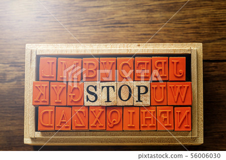 漢科STOP文本和木紋背景 56006030