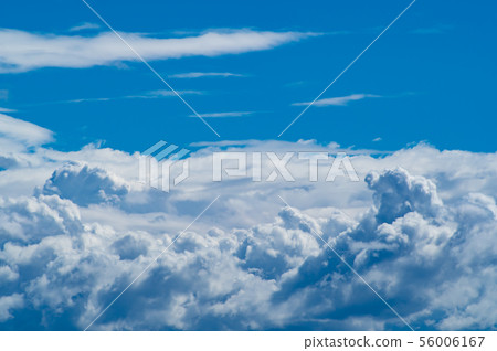 夏天天空藍天和雲彩o積雨雲 夏天天空藍天和雲彩o積雨雲 56006167