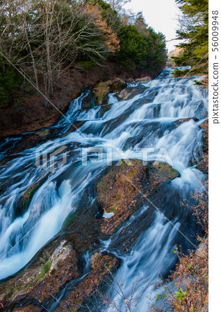 [Best time to see autumn leaves] Nikko City, Tochigi Prefecture, Nikko in autumn leaves, Ryuzuno Falls, Ryuzu bridge, flow, autumn, autumn leaves (Ryuzuno Chaya / Kandaidai) 56009948