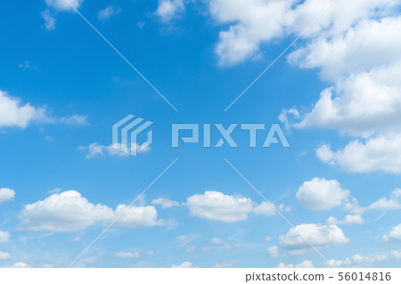 在雨季期間的清楚的天空天空雲彩拷貝空間積云初夏天空大拷貝空間 56014816