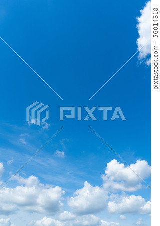 在雨季期間的清楚的天空天空雲彩拷貝空間積云初夏天空大拷貝空間 56014818