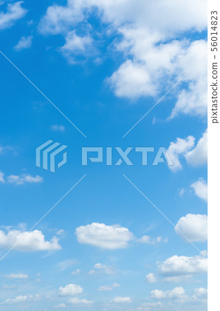 在雨季期間的清楚的天空天空雲彩拷貝空間積云初夏天空大拷貝空間 56014823