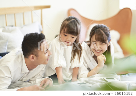 一家三口小孩 56015192