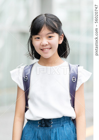小學女孩學校生活形象 56020747