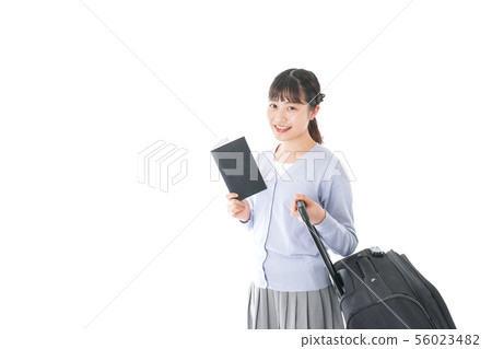 一名年輕女子獨自與導遊一起旅行 56023482