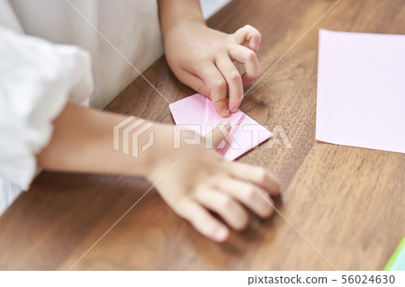 Children who make origami 56024630