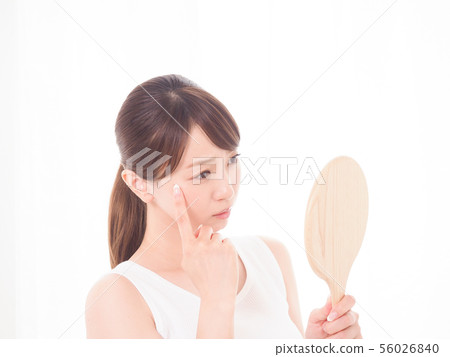 一個女人看著鏡子困擾著 56026840