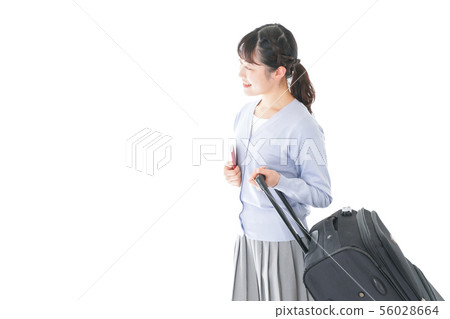 一位年輕的女士出國 56028664