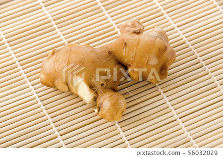 Ginger in a roll 56032029