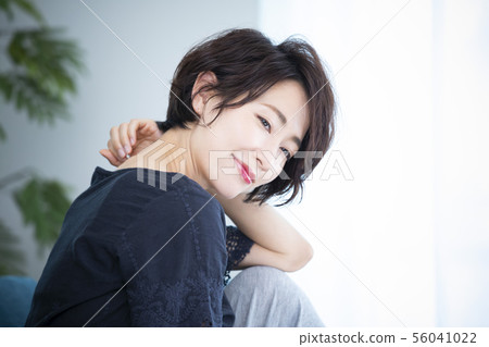 Woman beauty hair care hair 56041022