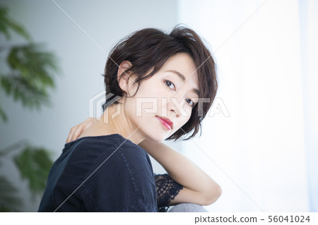 Woman beauty hair care hair 56041024