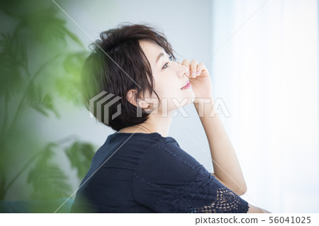 Woman beauty hair care hair 56041025