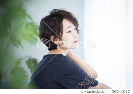 Woman beauty hair care hair 56041027