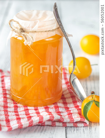 Glass jar of plum jam 56052001