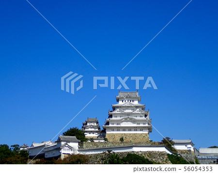 Shirasagi castle shining in the blue sky Shirasagi castle shining in the blue sky 56054353