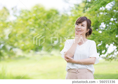 女商人以新綠色 56055336