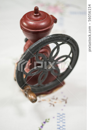 Carefully ground coffee beans are delicious "Vertical hand-crank coffee mill" Enjoy the aroma of grinding Carefully ground coffee beans are delicious "Vertical hand-crank coffee mill" Enjoy the aroma of grinding 56056154