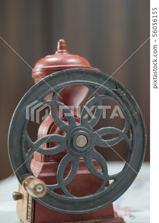 Carefully ground coffee beans are delicious "Vertical hand-crank coffee mill" Enjoy the aroma of grinding Carefully ground coffee beans are delicious "Vertical hand-crank coffee mill" Enjoy the aroma of grinding 56056155