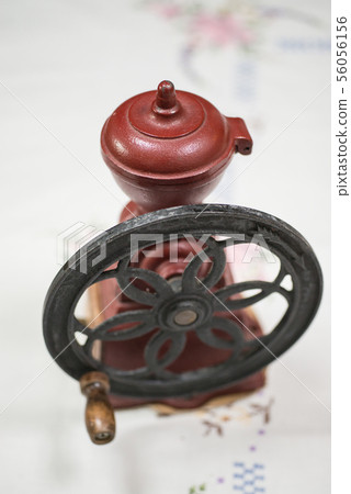 Carefully ground coffee beans are delicious "Vertical hand-crank coffee mill" Enjoy the aroma of grinding Carefully ground coffee beans are delicious "Vertical hand-crank coffee mill" Enjoy the aroma of grinding 56056156