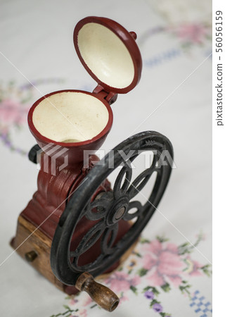 Carefully ground coffee beans are delicious "Vertical hand-crank coffee mill" Enjoy the aroma of grinding Carefully ground coffee beans are delicious "Vertical hand-crank coffee mill" Enjoy the aroma of grinding 56056159